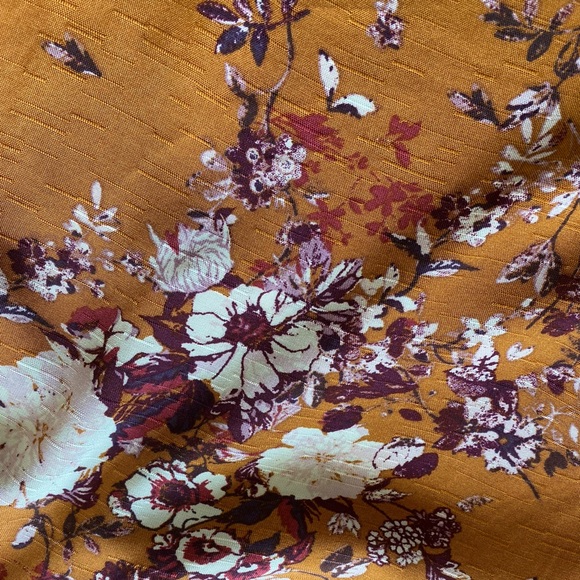 🍂CLEAROUT Gold Floral Crochet Wrap Top - Picture 5 of 11